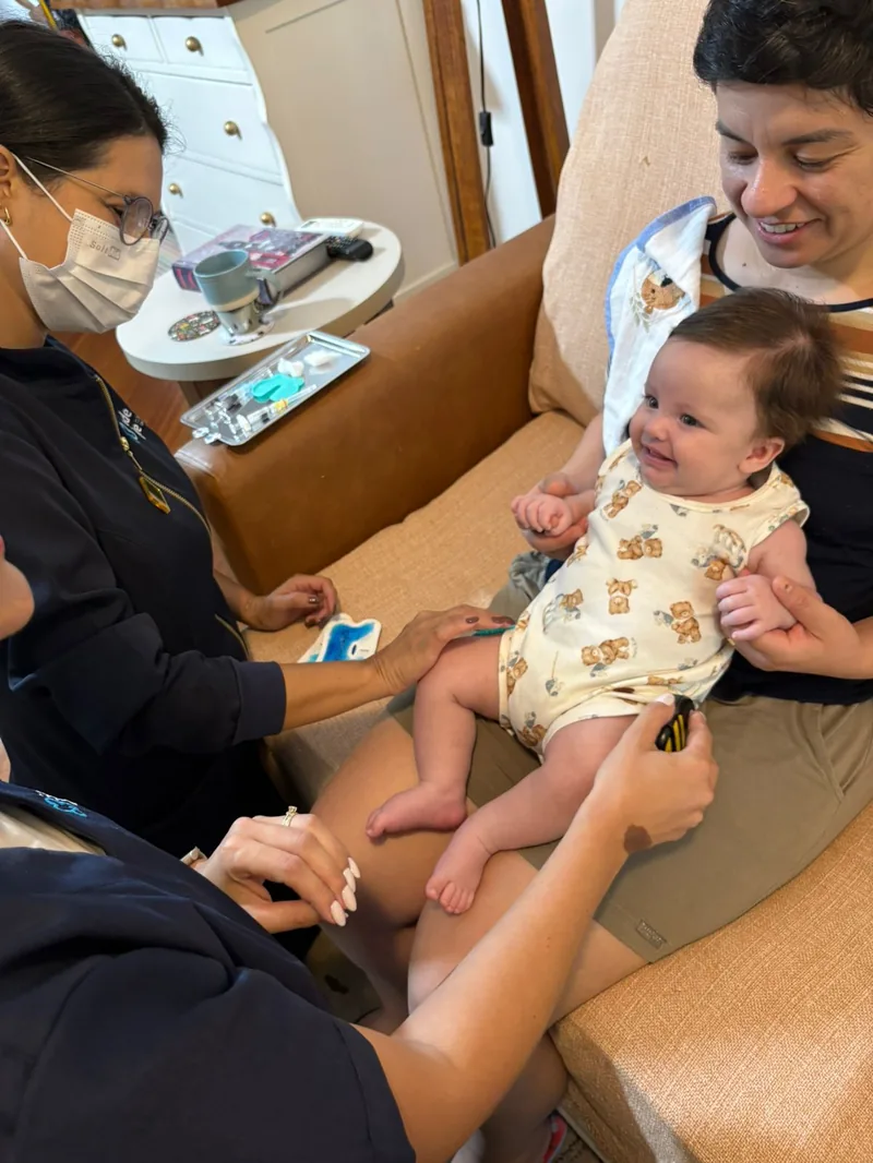 Aplicação de vacina com carinho em um bebê na Saúde Livre Santana